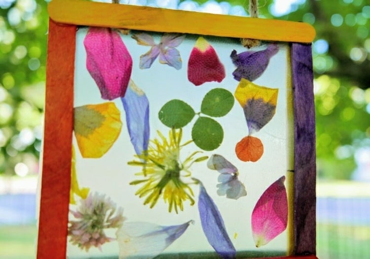 Sommerdeko zum Aufhängen selber machen - Suncatcher Idee mit Blüten aus dem Garten
