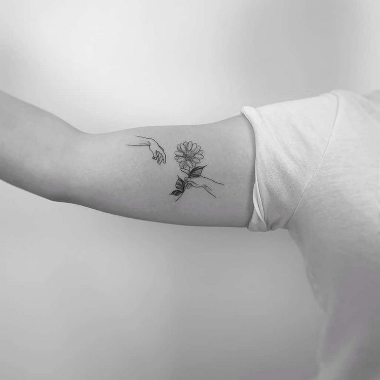 Sonnenblume Tattoo Bedeutung Tattoomotive Oberarm Frauen