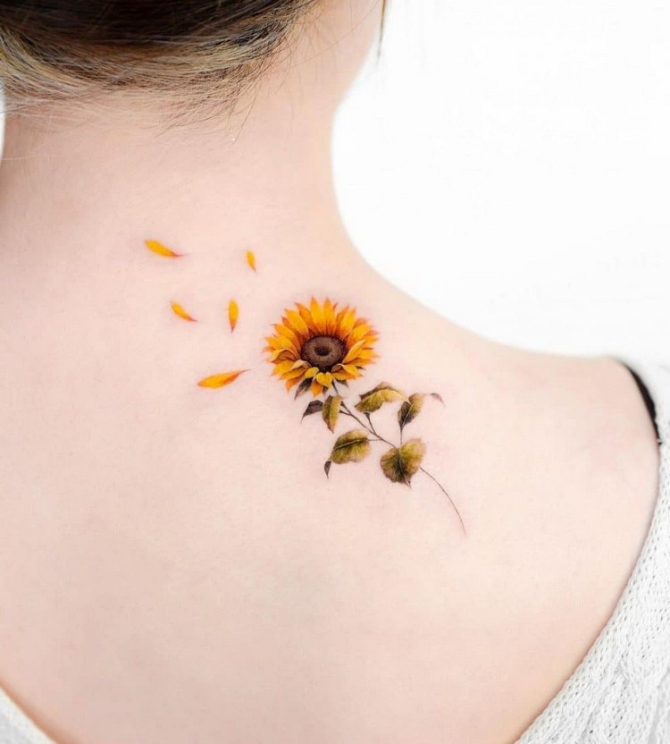 Sonnenblume Tattoo Bedeutung minimalistische Tattoos für Frauen Bilder