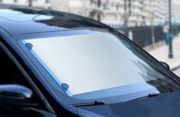 Sonnenschutz fürs Auto Frontscheibe innen anbringen