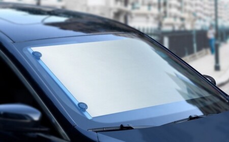 Sonnenschutz fürs Auto Frontscheibe innen anbringen