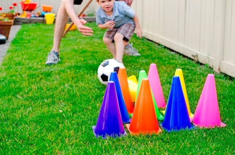 Sportspiele mit Abstand für Kinder Kegeln spielen