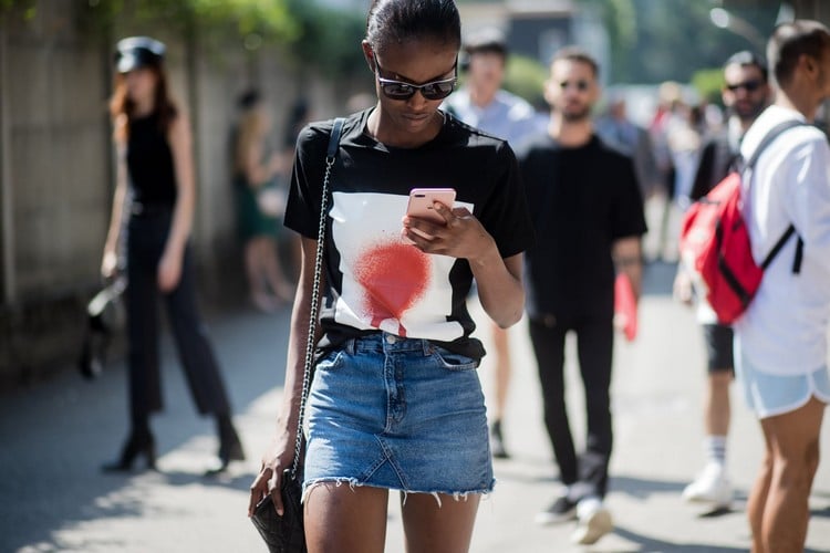T-Shirt mit Jeansrock kombinieren im Sommer lässige Outfits Bilder