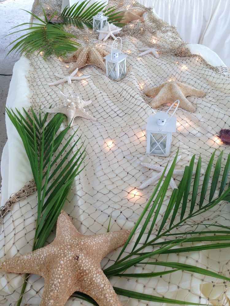 Tischdeko für Sommerfest Strand Thema Netz Seesterne Palmblätter