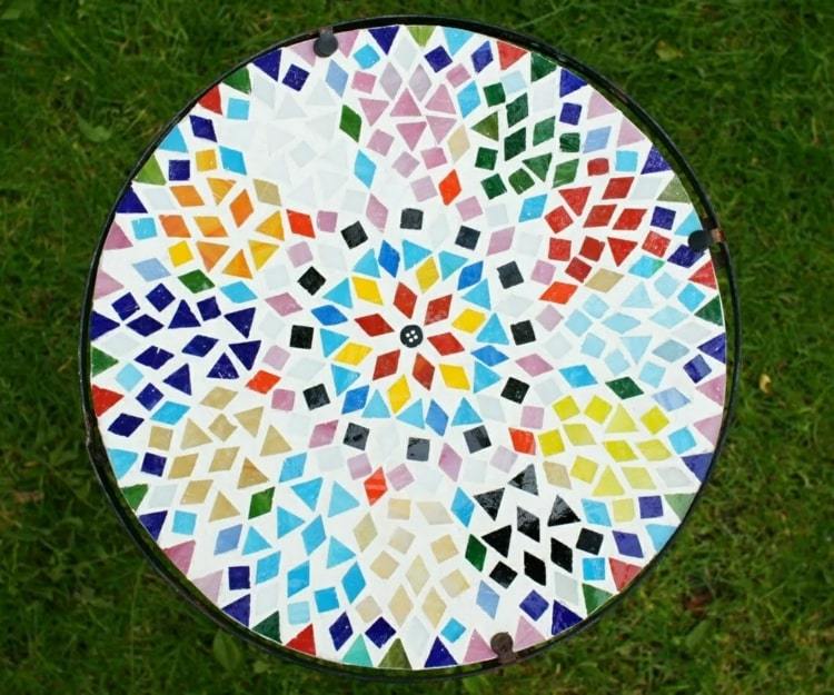 Tischplatte selber machen mit geometrischen Mosaiksteinen