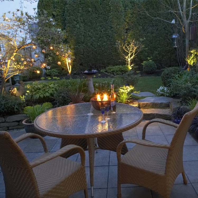 Tricks gegen Mücken auf der Terrasse die Beleuchtung ändern