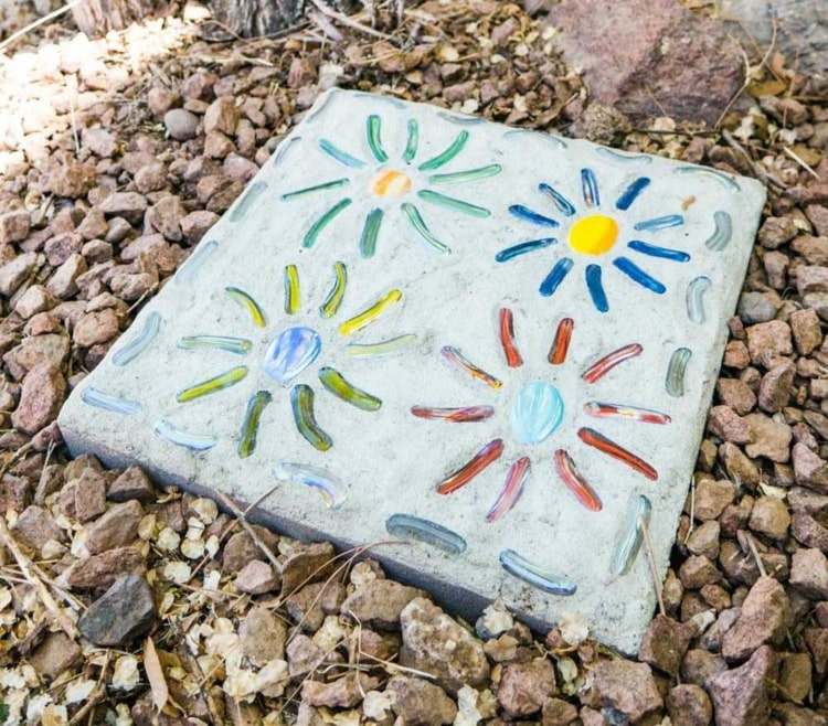 Trittsteine mit Mosaik basteln für den Garten - Glassteine für Sonnen