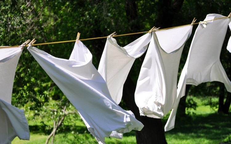 Wäsche zum Trocknen in der Sonne aufhängen