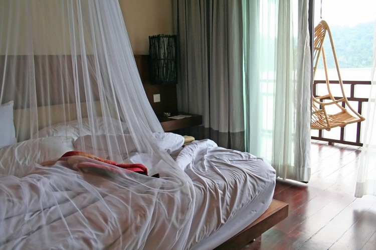 Was hilft gegen Stechmücken im Zimmer Moskitonetz über Bett