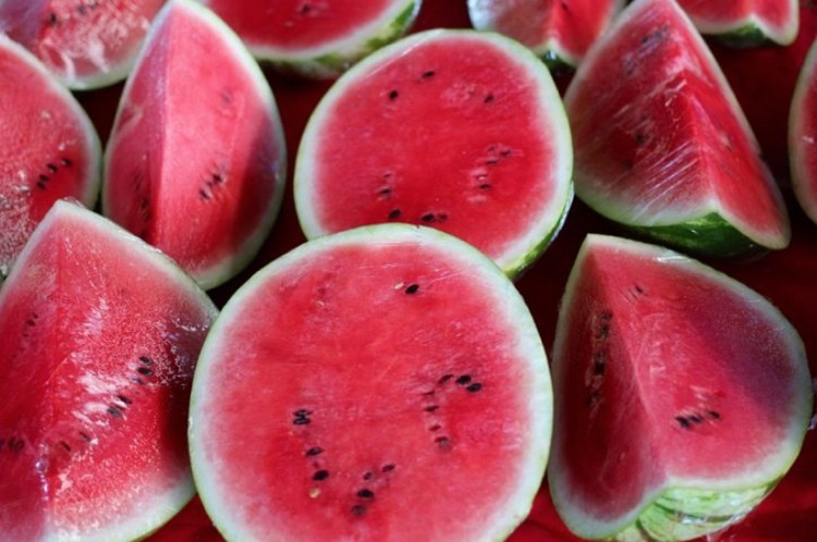 Wassermelone mit Folie auf dem Markt
