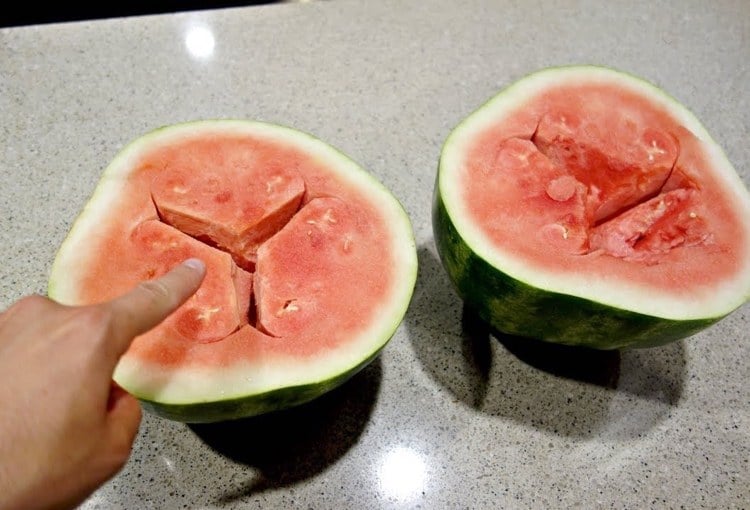 Wassermelone mit tiefen Rissen und Löchern im Fruchtfleisch
