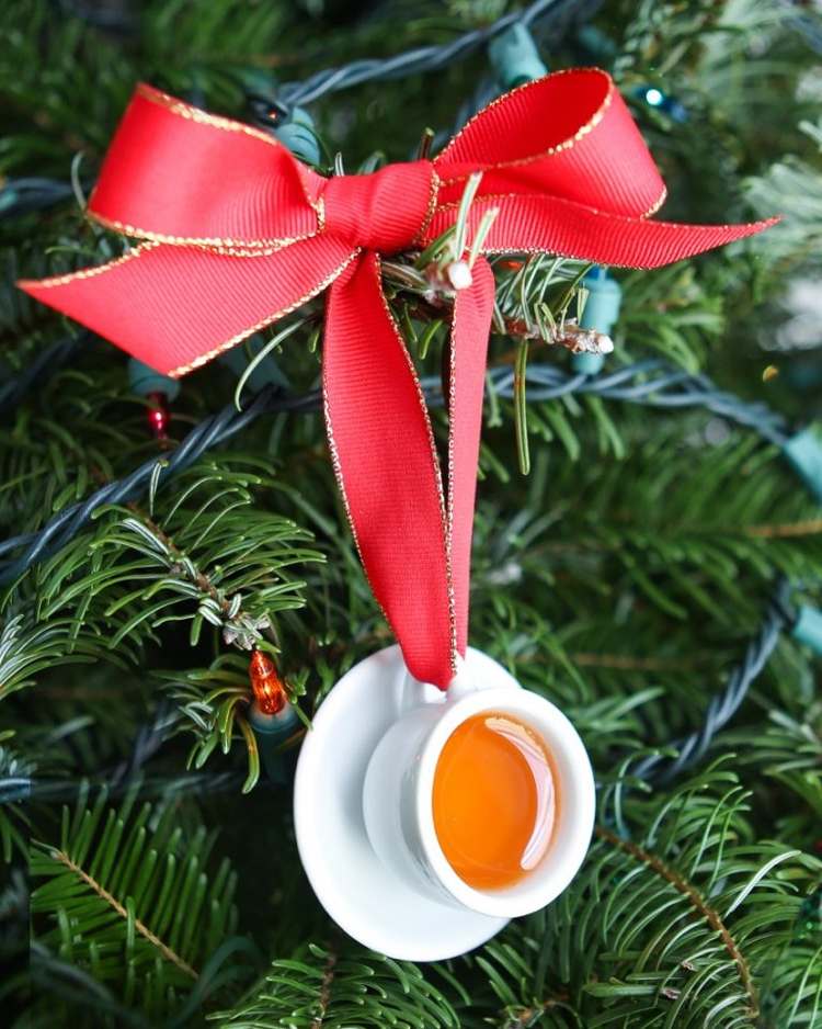 Weihnachtsschmuck aus alten Teetassen und Untertellern selber machen
