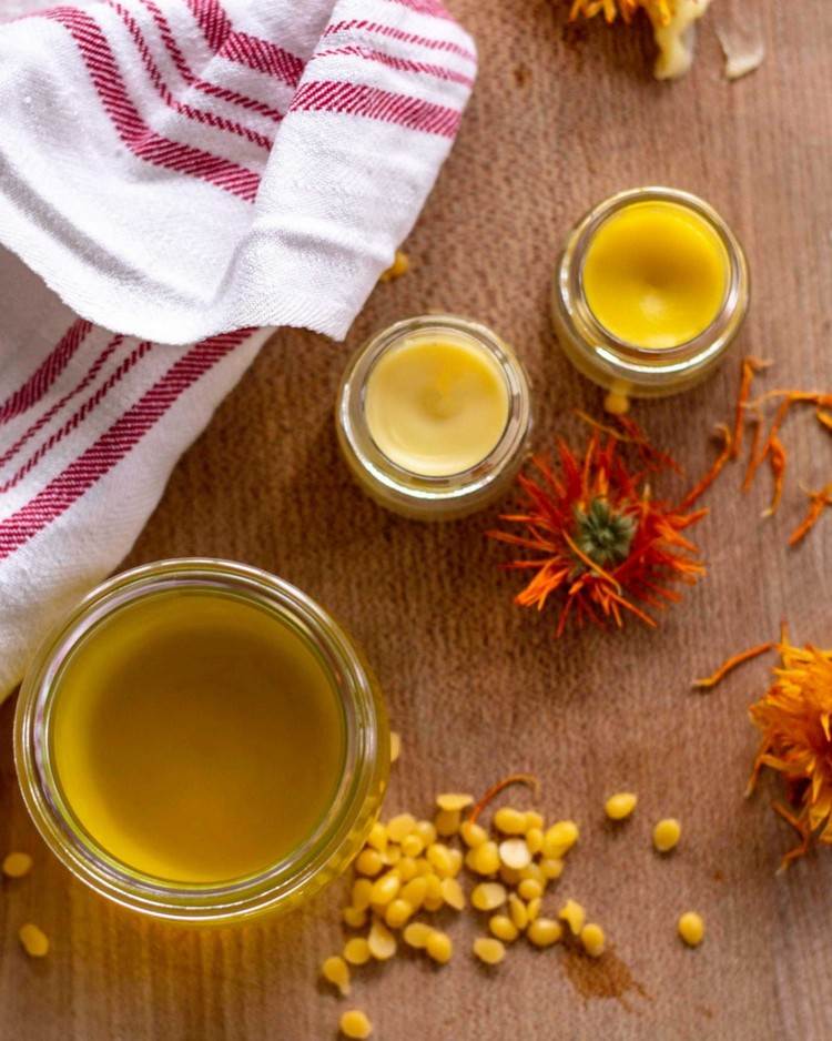 Zutaten für Ringelblumen-Salbe Rezepte Bienenwachs Trägeröl