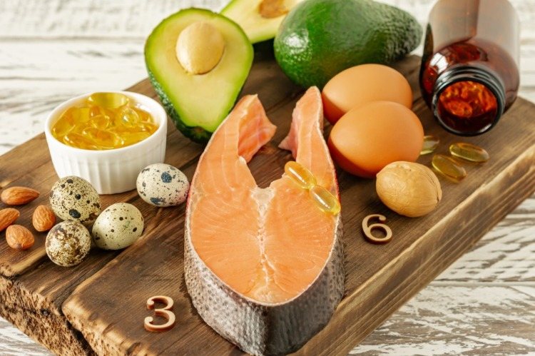 an omega 3 fettsäuren reiche lebensmittel und fischöl in kapseln haben gesundheitliche vorteile