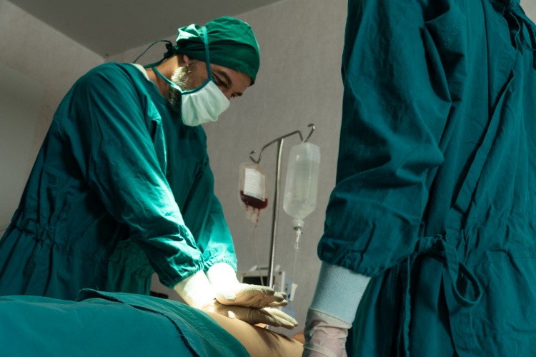 chirurgen bei einer operation machen herzmassage