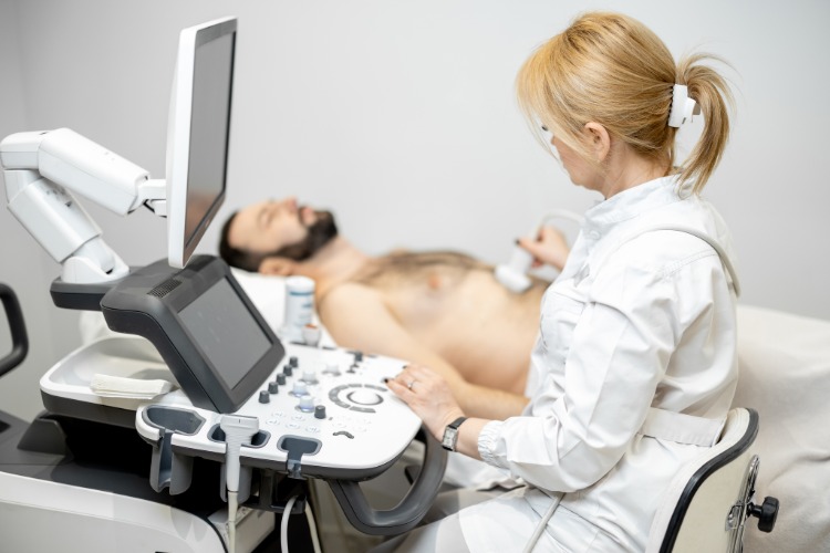 endokrinologe untersucht patient mit ultraschall
