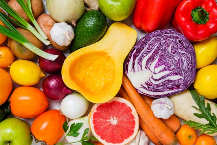 farbenfrohe mischung aus früchten und an flavonoiden und antioxidantien reichen vegetarischen nahrungsmittel
