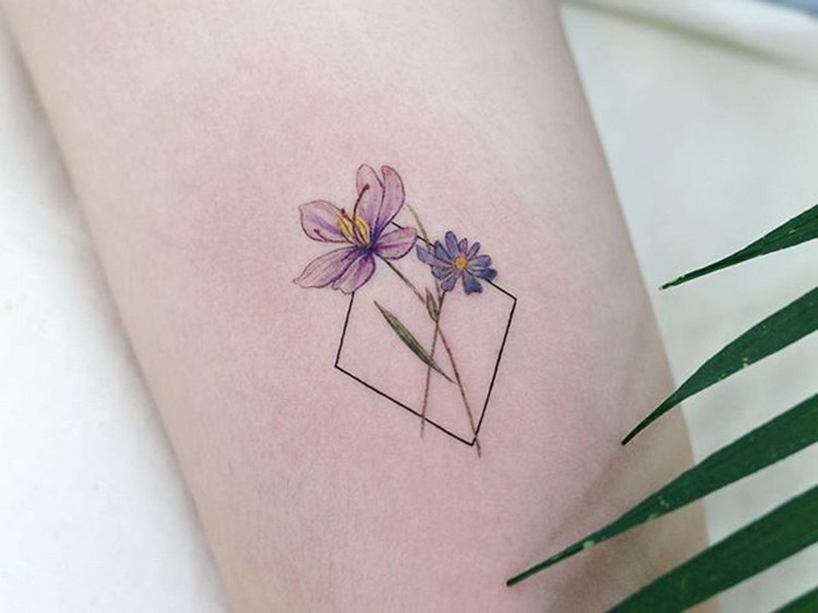 geometrische Tattoos Bilder Blumen Tattoodesign klein