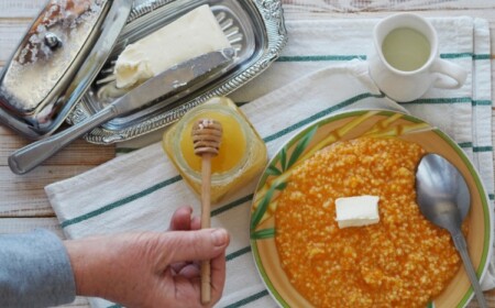 gesundes frühstück mit proteinen aus käse und hirse kann hohe blutzuckerspiegel senken