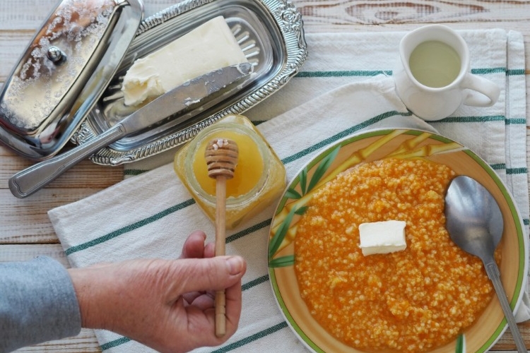 gesundes frühstück mit proteinen aus käse und hirse kann hohe blutzuckerspiegel senken