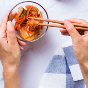 gesundheitliche vorteile von fermentierten lebensmitteln wie kimchi für darm und immunsystem