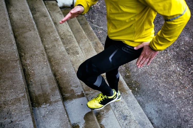 joggen bei regen ausrüstung und schuhe