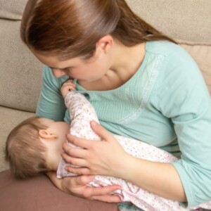 junge mutter beim stillen in den ersten tagen nach dem geburt ihres babys