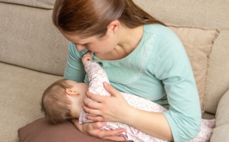 junge mutter beim stillen in den ersten tagen nach dem geburt ihres babys