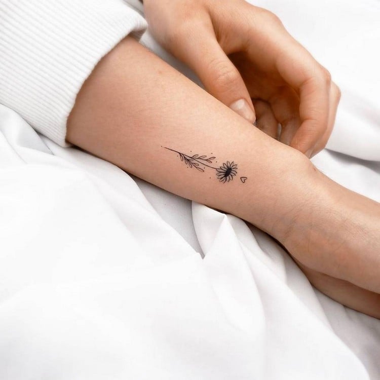 kleine Tattoodesigns mit Bedeutung Sonnenblume Tattoo Bilder
