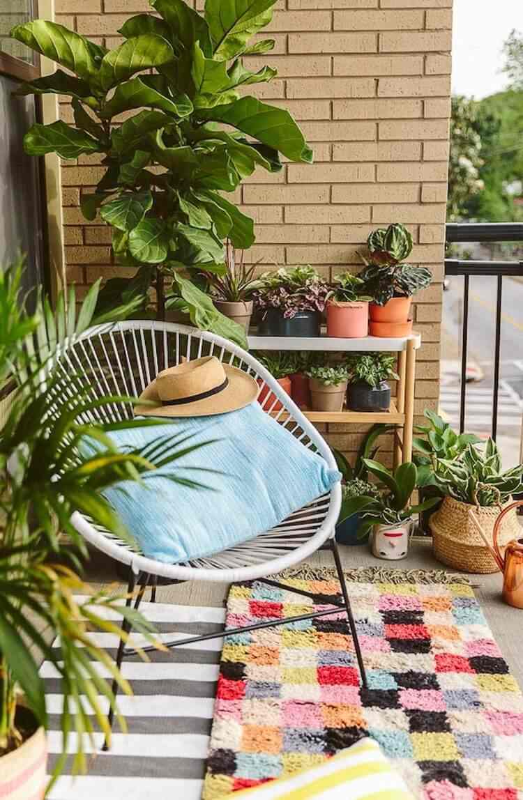 kleiner Balkon tropisch gestaltet mit Pflanzen