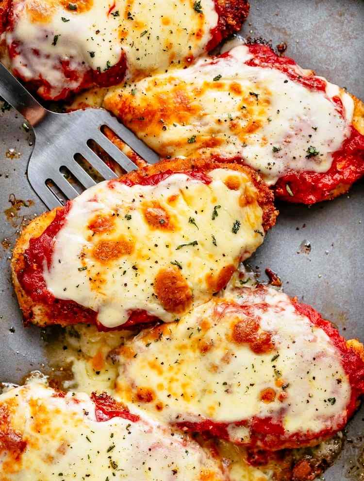 knuspriges Tomaten Mozzarella Hähnchen aus dem Ofen schnelle Abendessen Rezepte