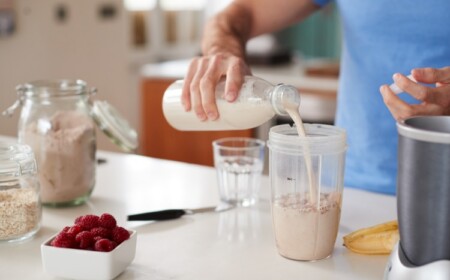 mann bereitet ein proteinreiches frühstück zur förderung vom muskelaufbau zu