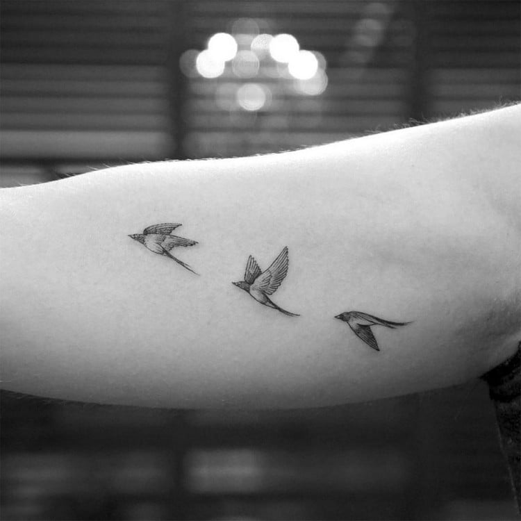 minimalistische Tattoos für Frauen Vogel Tattoodesign Bedeutung