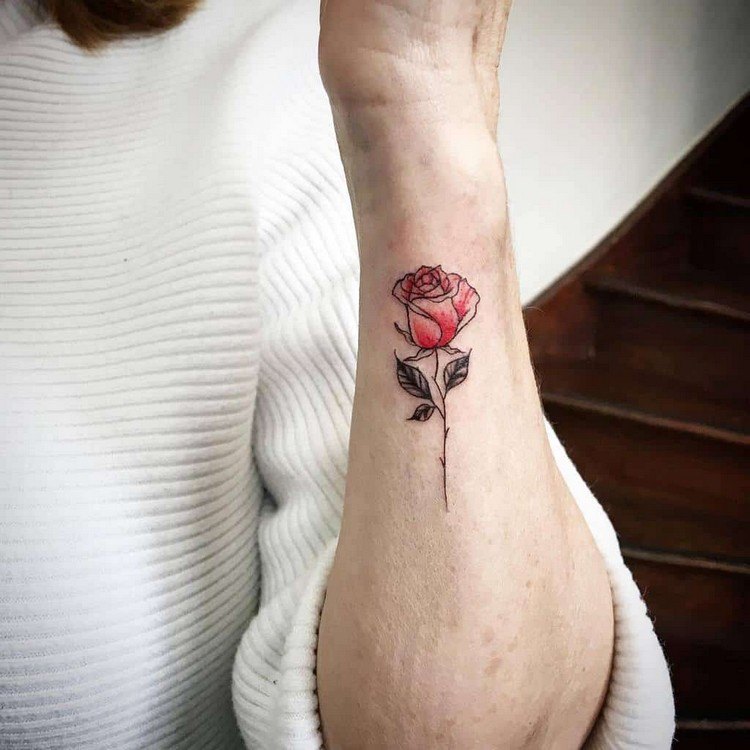 minimalistische Tattoos mit Bedeutung Rosen Tattoodesign Bilder