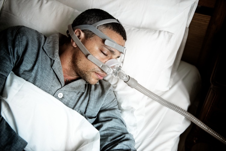 obstruktive schlafapnoe erfordert in manchen fällen sauerstoffmaske während schlafen