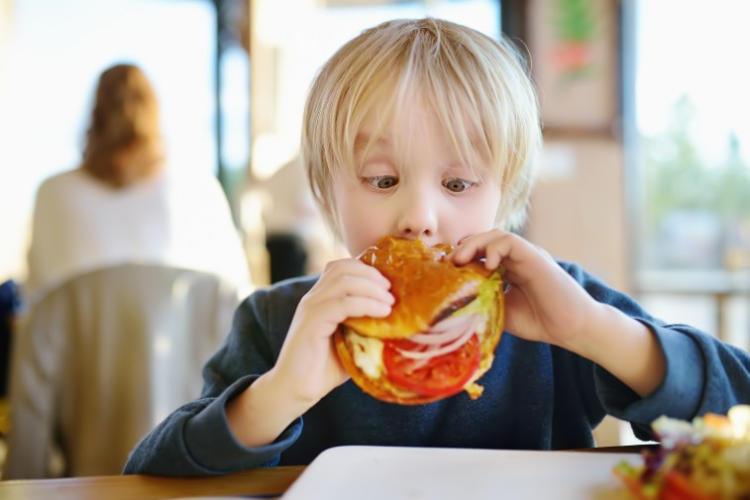 reaktion auf heißhungerattacken als essverhalten bei kindern kann vor fettliebigkeit schützen