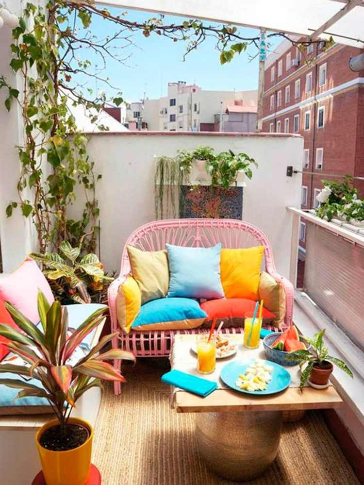 tropischer balkon in bunten farben mit exotischen pflanzen in kübeln