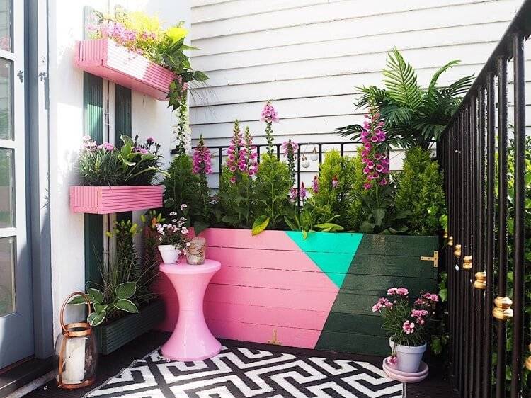 tropischer balkon mit akzenten in pink