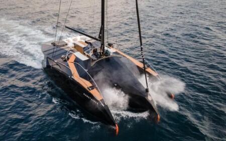 vogelansicht von hansteiger x1 modell trimaran yacht mit luxus design im meer