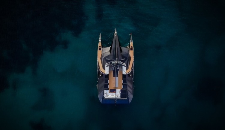 von oben gesehenes design von trimaran yacht in dunklen gewässern