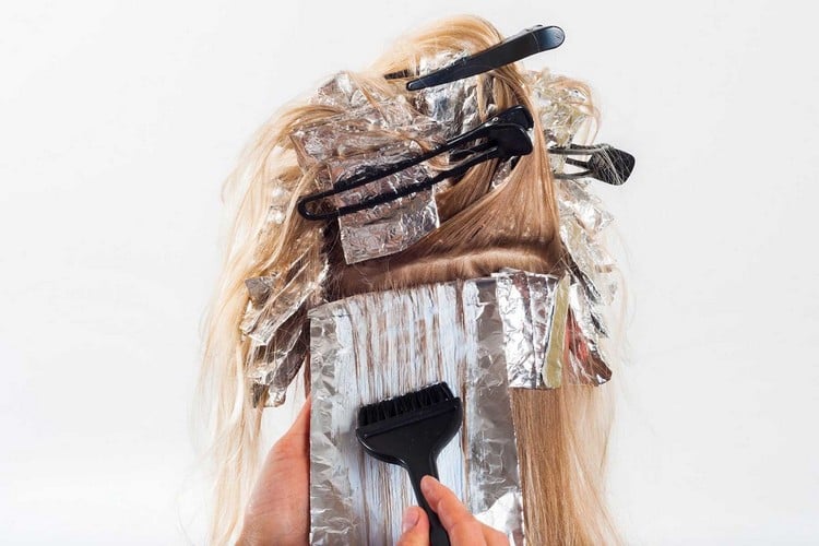 wie kann man Haarfarbe aus Kleidung entfernen getrocknete Flecken aus Klamotten bekommen