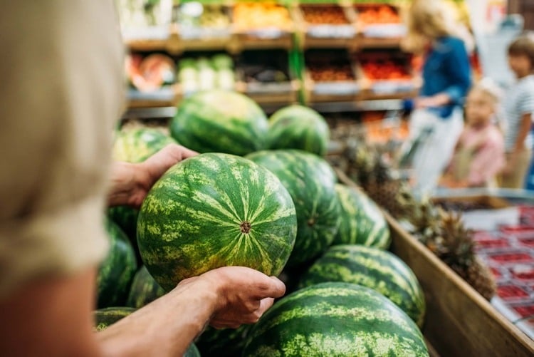 woran eine gute Wassermelone im Supermarkt erkennen