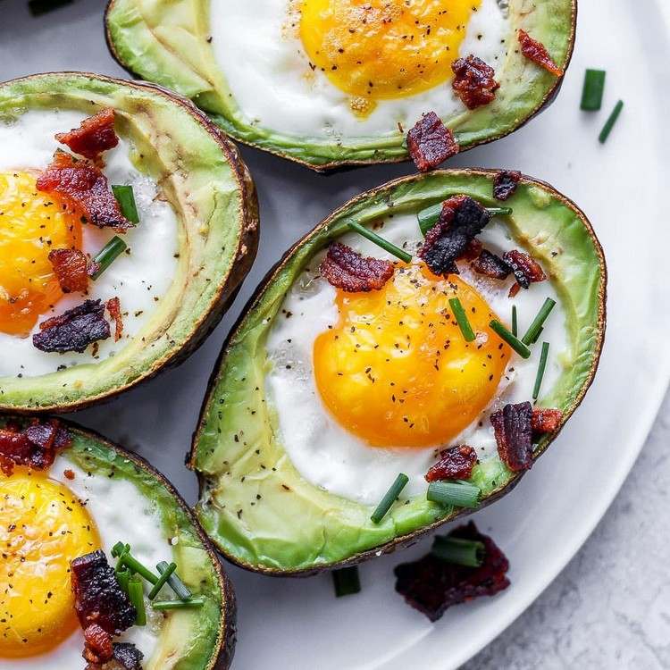 3 Zutaten Frühstück gesund Avocado mit Eiern Rezept