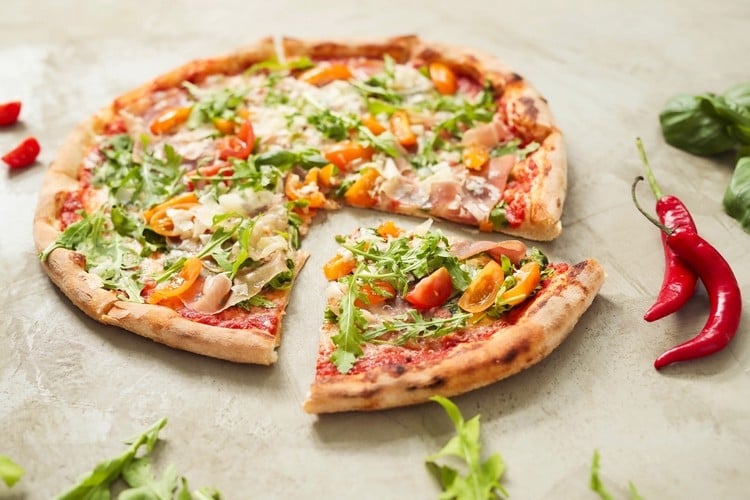 3 Zutaten Pizzateig Rezept ausgefallene Pizzabeläge Ideen