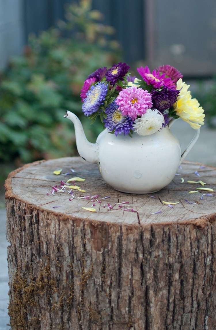 Alte Teekanne als Vase mit Schnittblumen nutzen