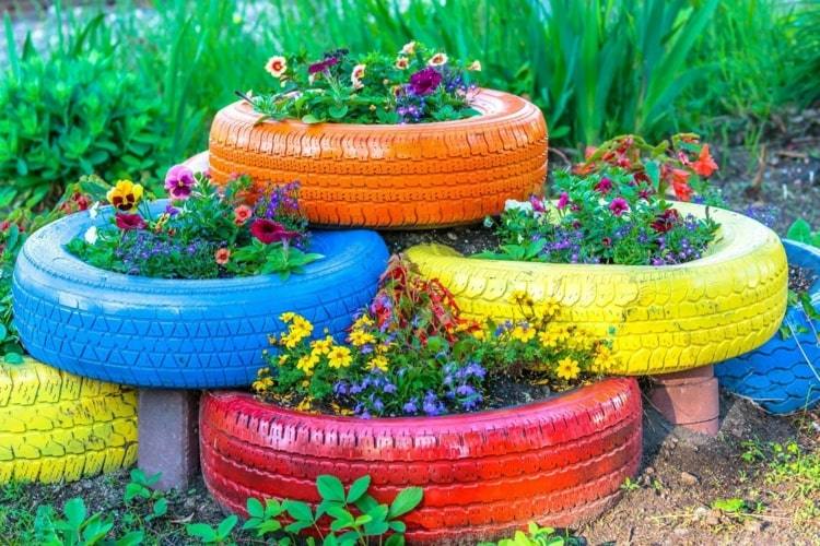 Alternative zu Blumenkästen in bunten Sommerfarben und mit Stiefmütterchen