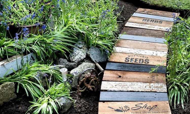 Altholz im Garten recyceln DIY Gehweg aus Paletten