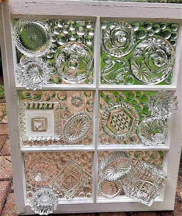 Ausgefallener Sichtschutz für Garten DIY altes Holzfenster mit Glaswaren dekoriert