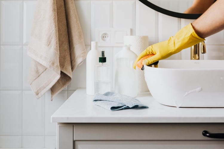 Badezimmer reinigen und Waschbecken und Keramik weiß bekommen