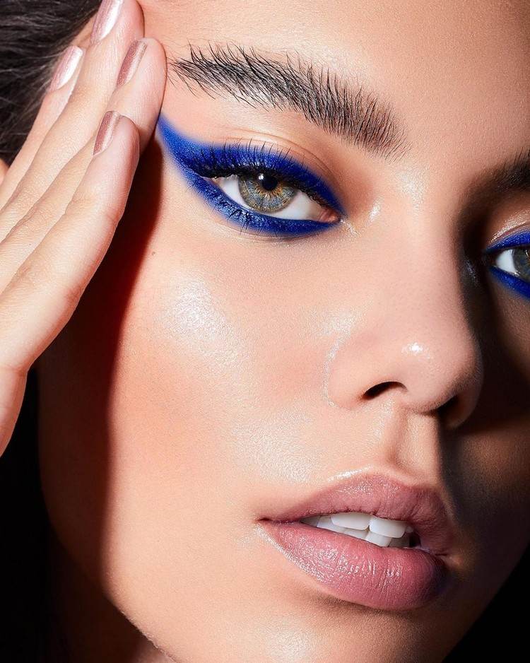 Blauer Eyeliner auftragen Sommer Augen Make-up Bilder
